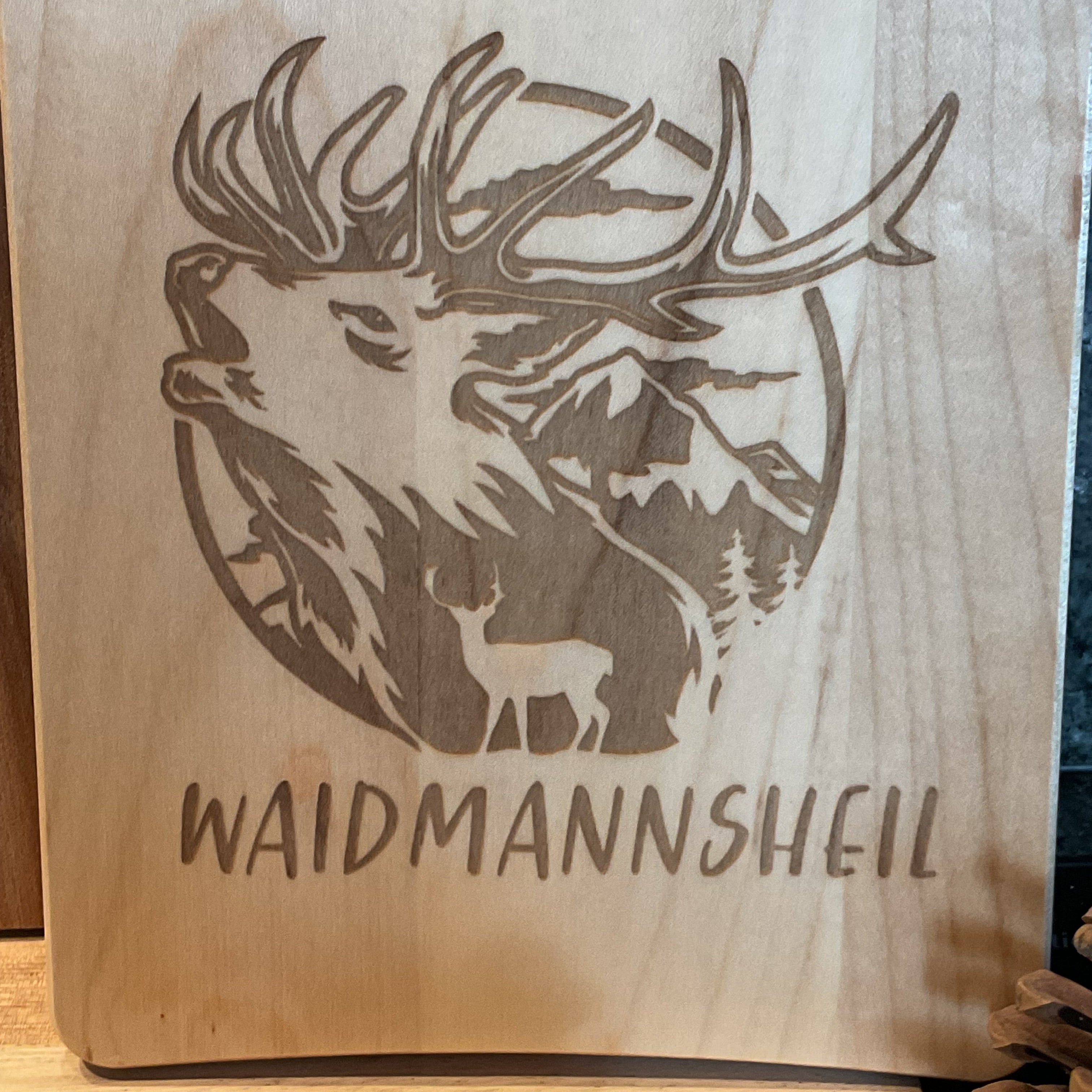Deko für den Jägerhaushalt / Landhaus / Cottage / Brotzeitbrett mit gelagertem Hirschmotiv und Spruch Weidmannsheil