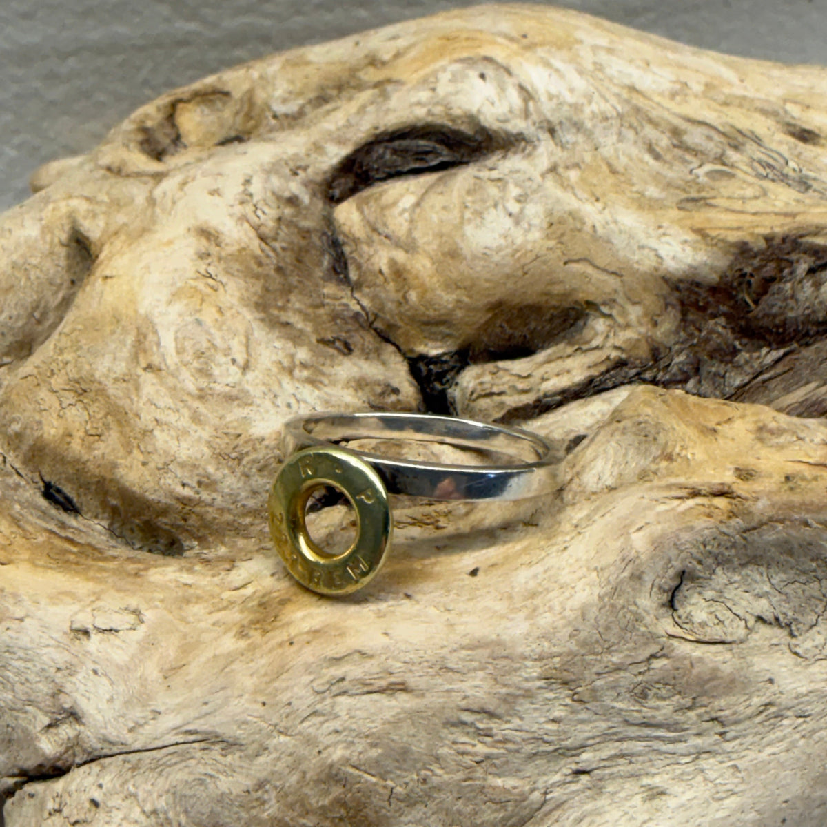 Jagdschmuck: schmaler Silberring mit offenem Hülsenboden