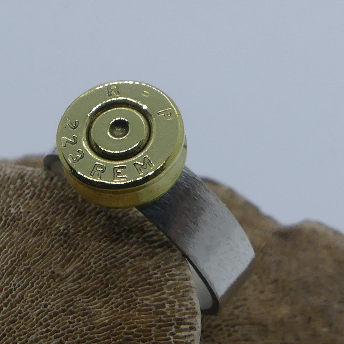 Jagdschmuck: breiter Silberring mit massivem Hülsenboden
