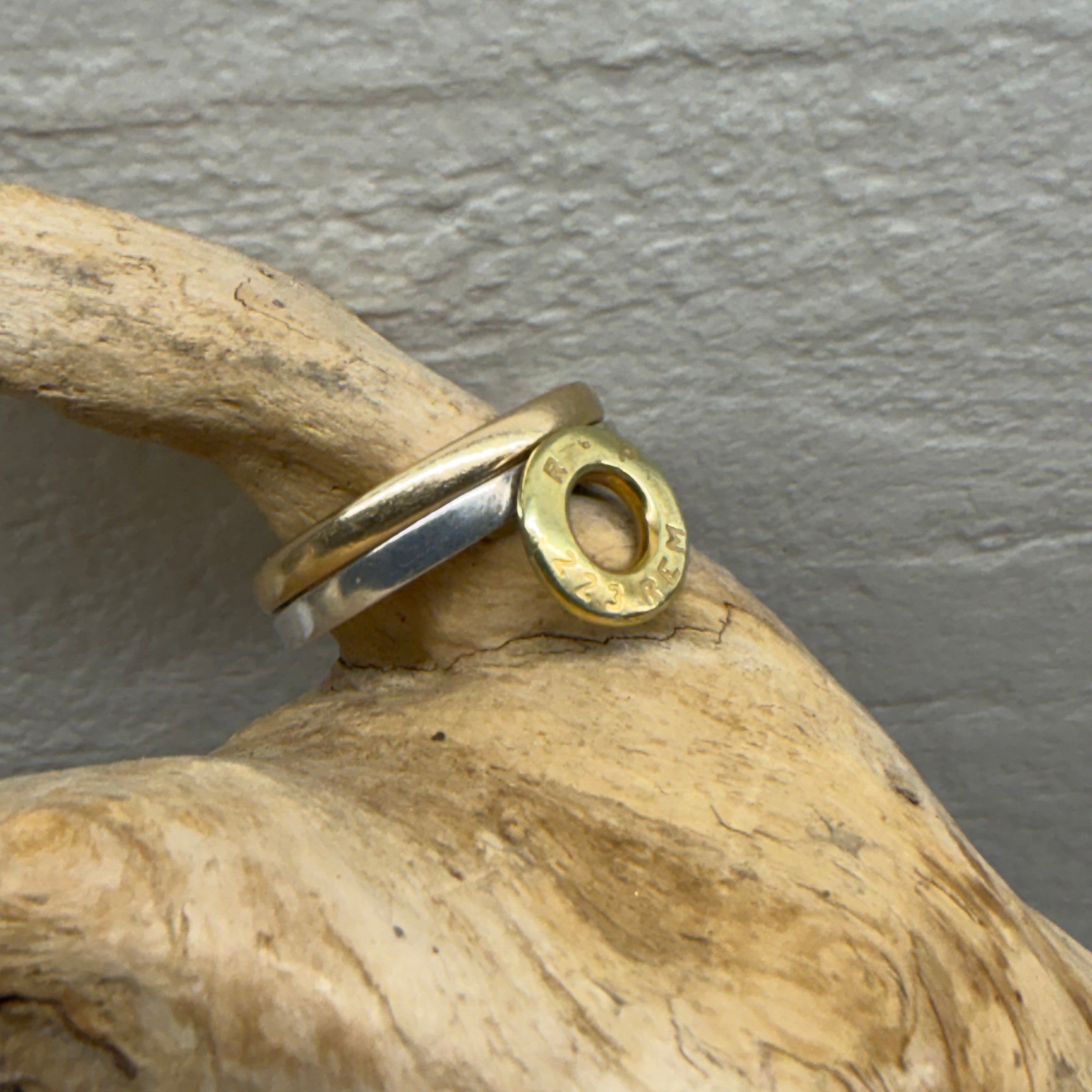 Jagdschmuck: schmaler Silberring mit offenem Hülsenboden in Kombination mit schmalem Goldring
Stapelring