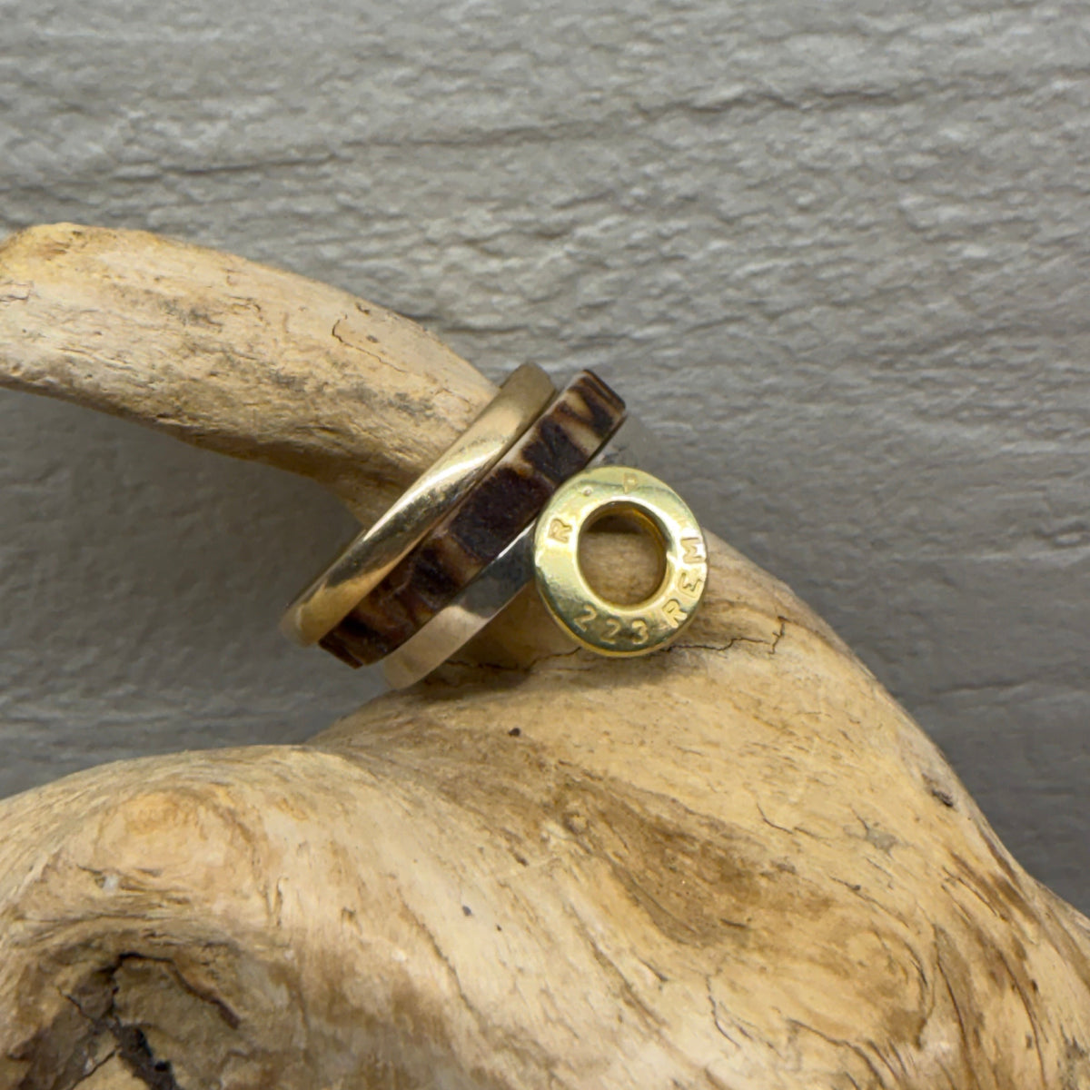 Jagdschmuck: Ring für die Jägerin: schmaler Silberring mit offenem Hülsenboden, kombiniert mit Hirschhornring und Goldring
Stapelring