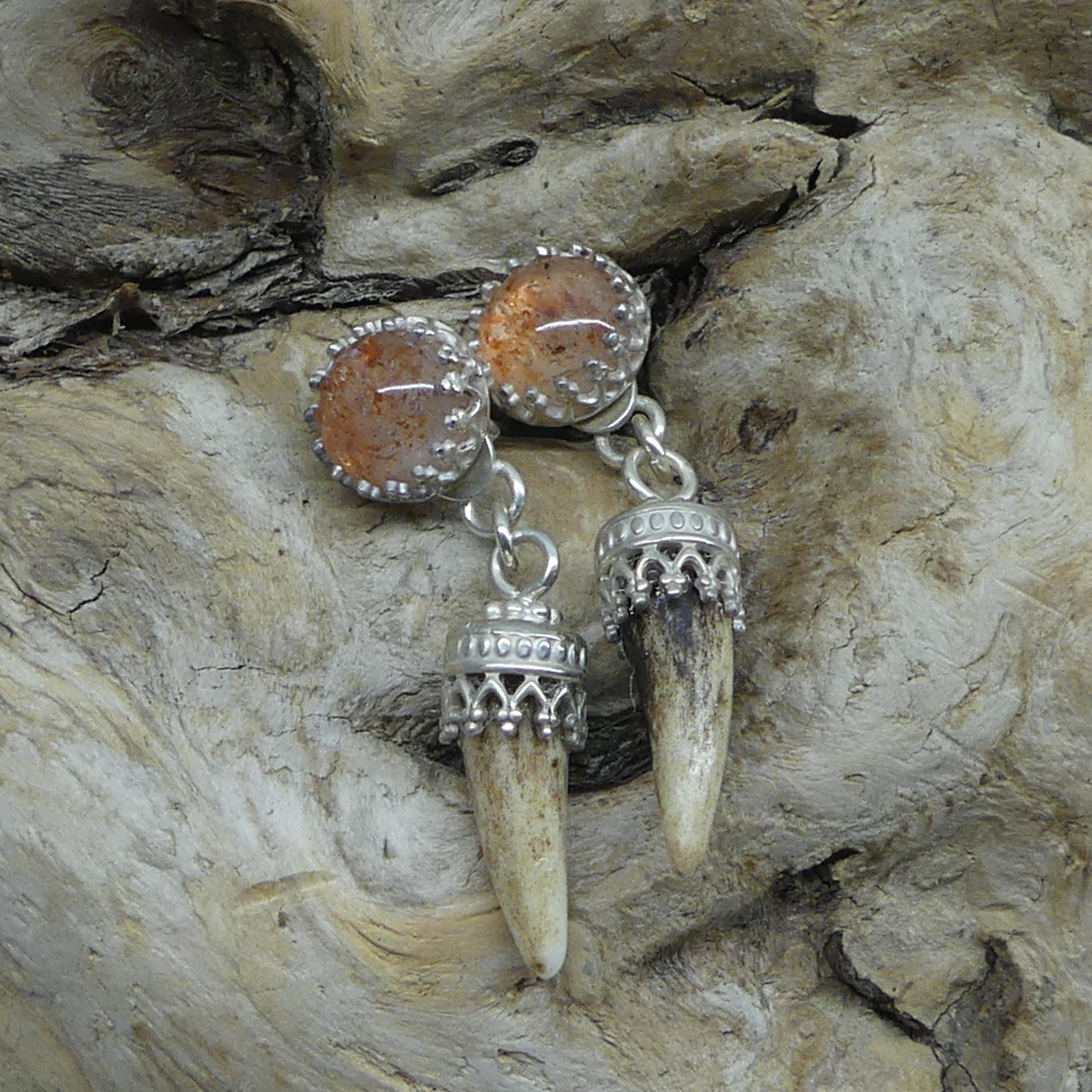 Jagdschmuck / Trachtenschmuck / Geschenk für Jägerinnen / Unikat/ Einzelstück / Sonnensteinohrstecker mit abnehmbaren Anhängern aus Rehgehörnspitzen