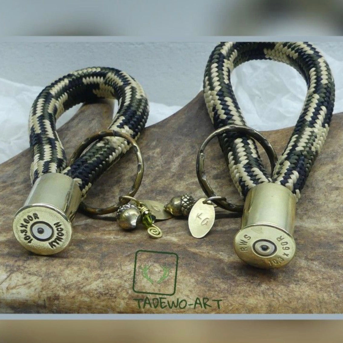 Geschenk für Jägerinnen und Jäger: personalisierbarer Schlüsselanhänger aus Paracord mit Patronenhülse