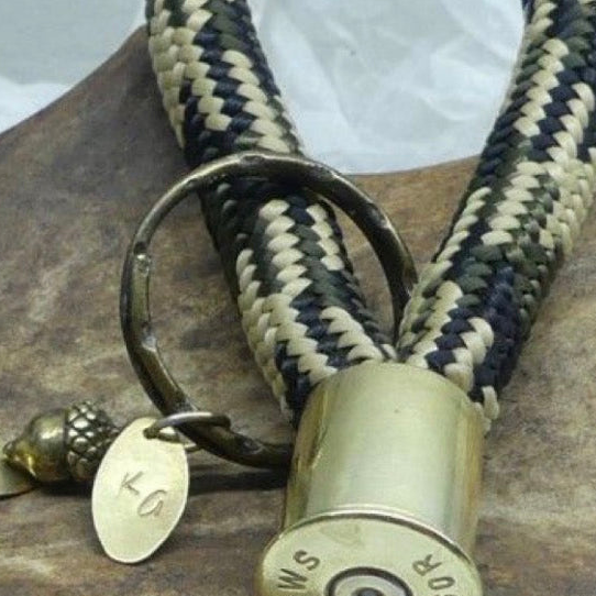 Geschenk für Jägerinnen und Jäger: personalisierbarer Schlüsselanhänger aus Paracord mit Patronenhülse