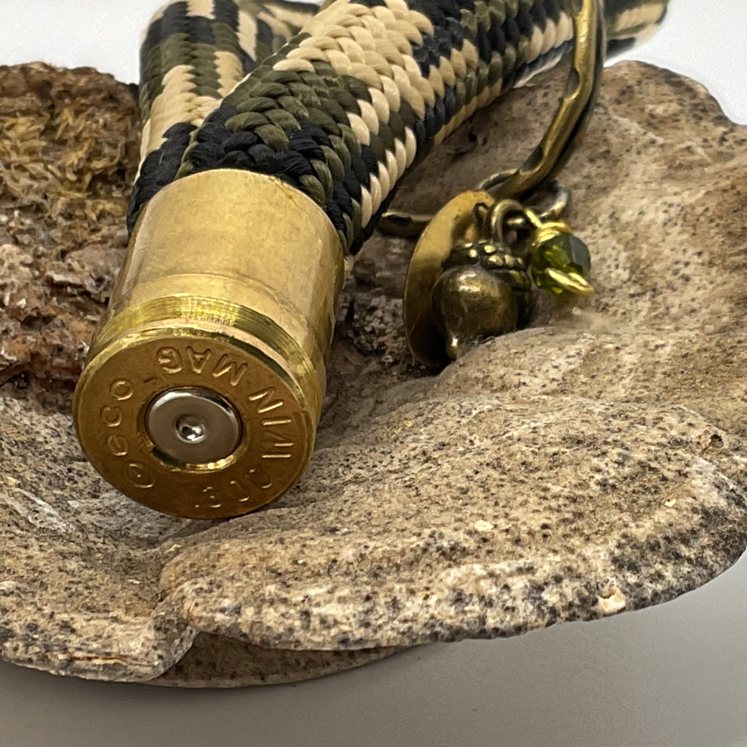Geschenk für Jägerinnen und Jäger: personalisierbarer Schlüsselanhänger aus Paracord mit Patronenhülse