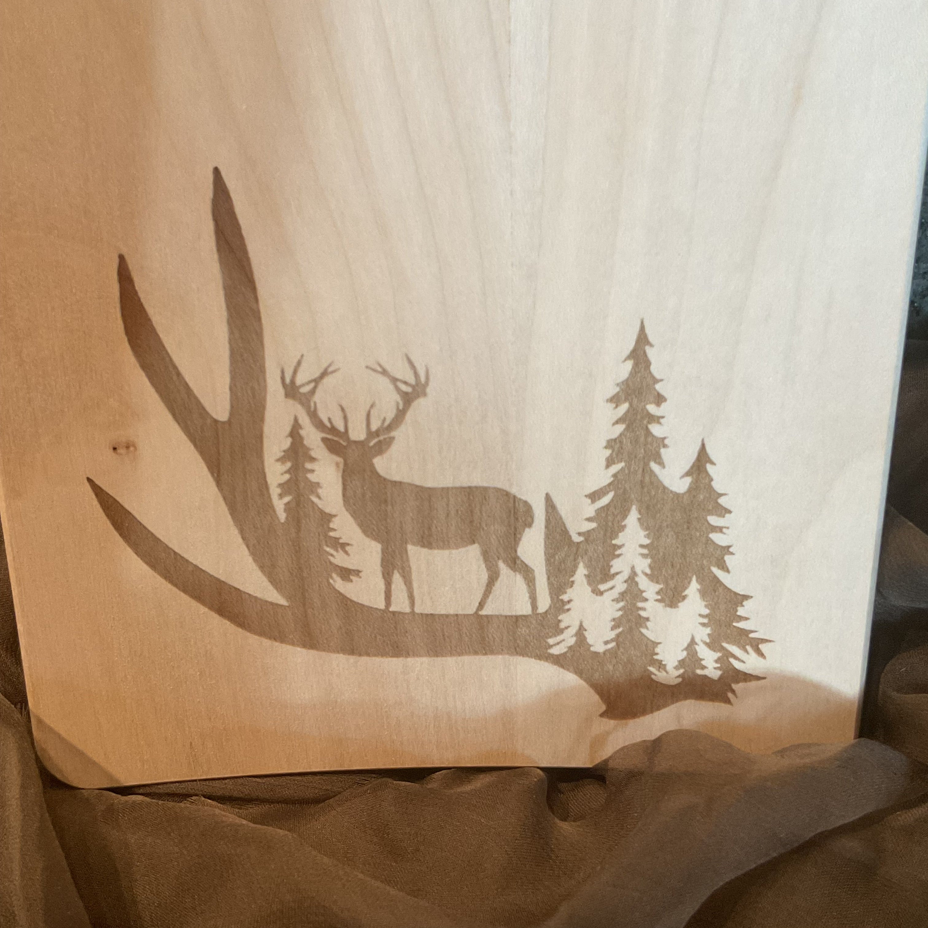 Deko für Jägerhaushalt / Landhaus / Cottage / Brotzeitbrett  mit Hirsch, Wald und Geweihstange