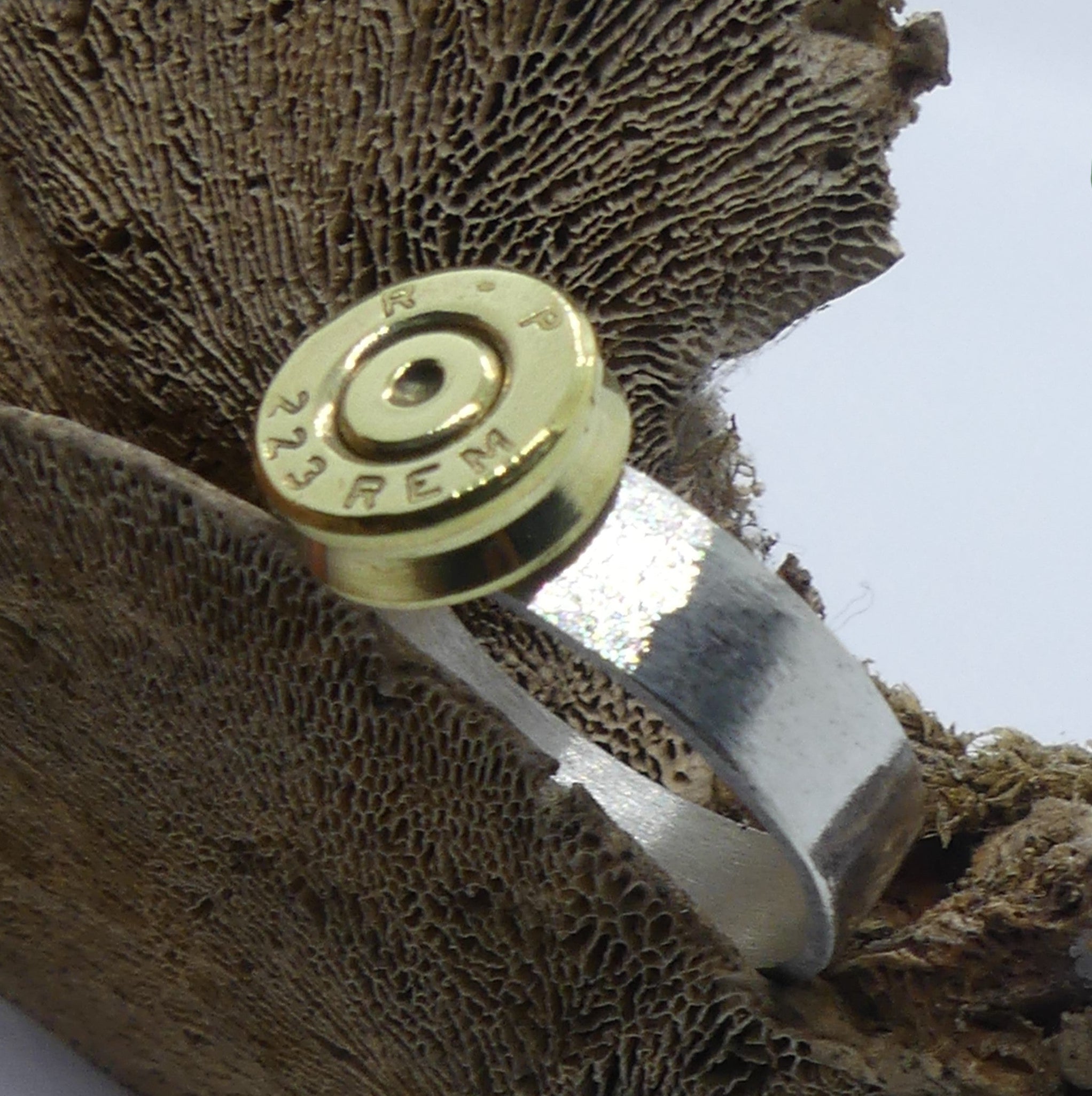 Jagdschmuck: breiter Silberring mit massivem Hülsenboden
