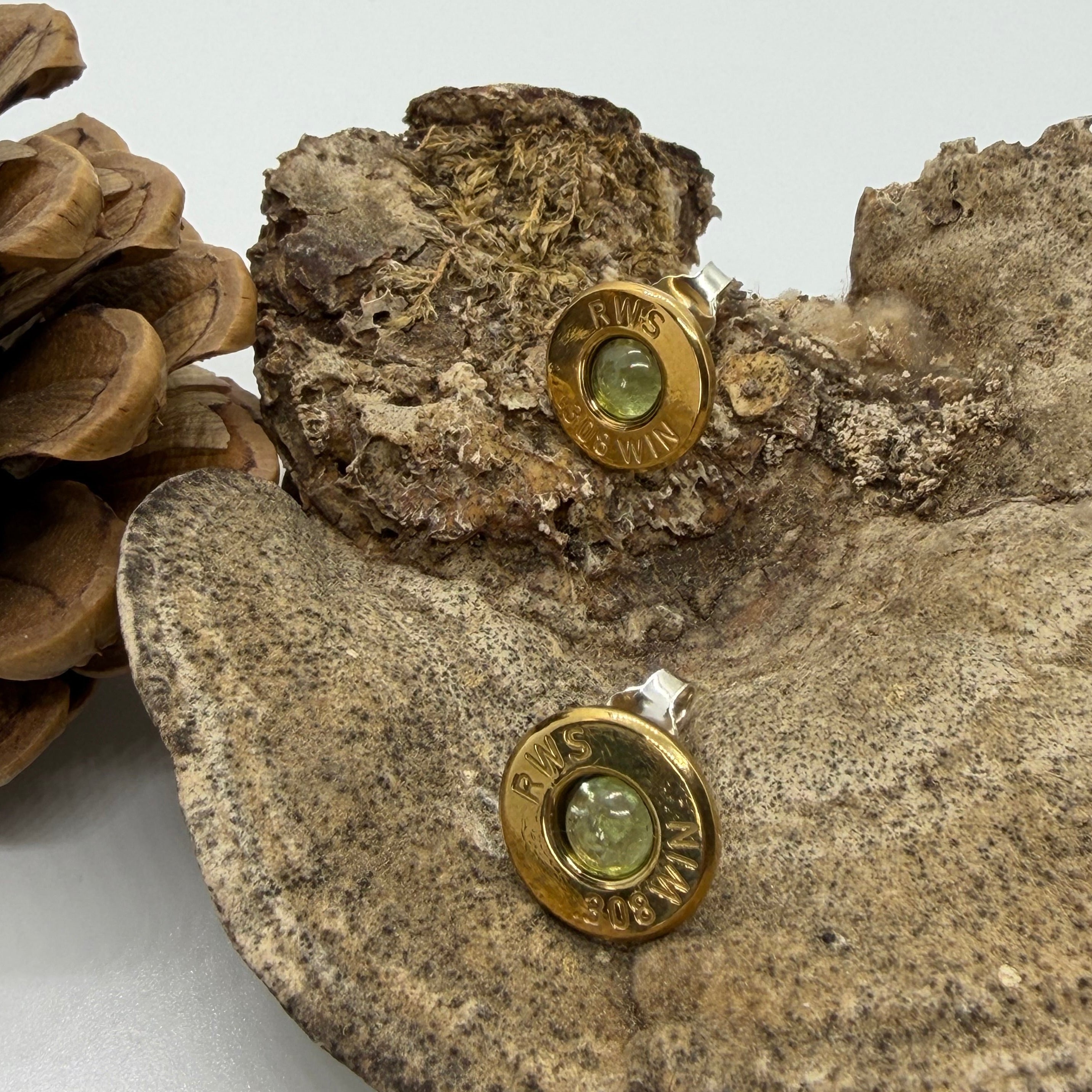 Jagdschmuck / Geschenk für Jägerinnen / Ohrstecker aus Hülsenböden mit Peridot
