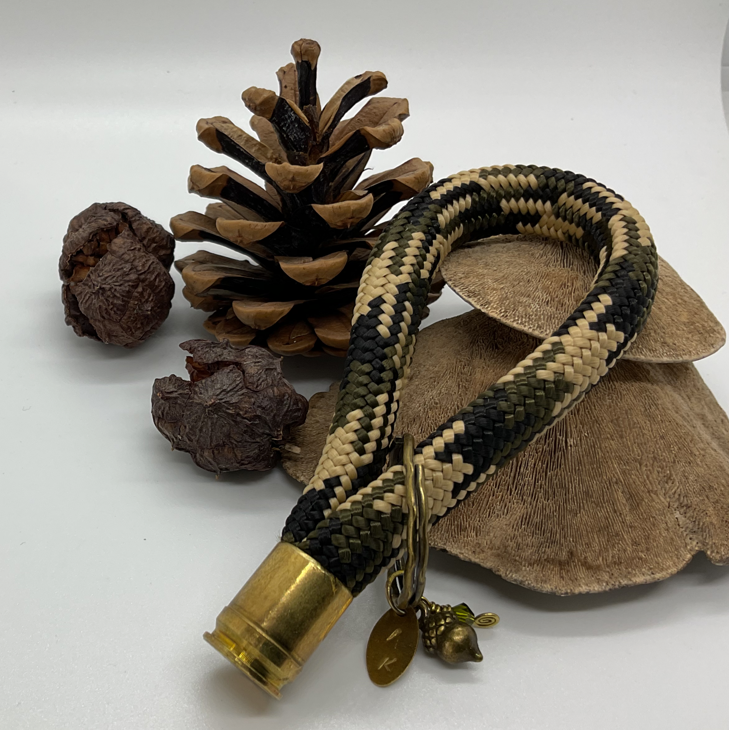 Geschenk für Jägerinnen und Jäger: personalisierbarer Schlüsselanhänger aus Paracord mit Patronenhülse