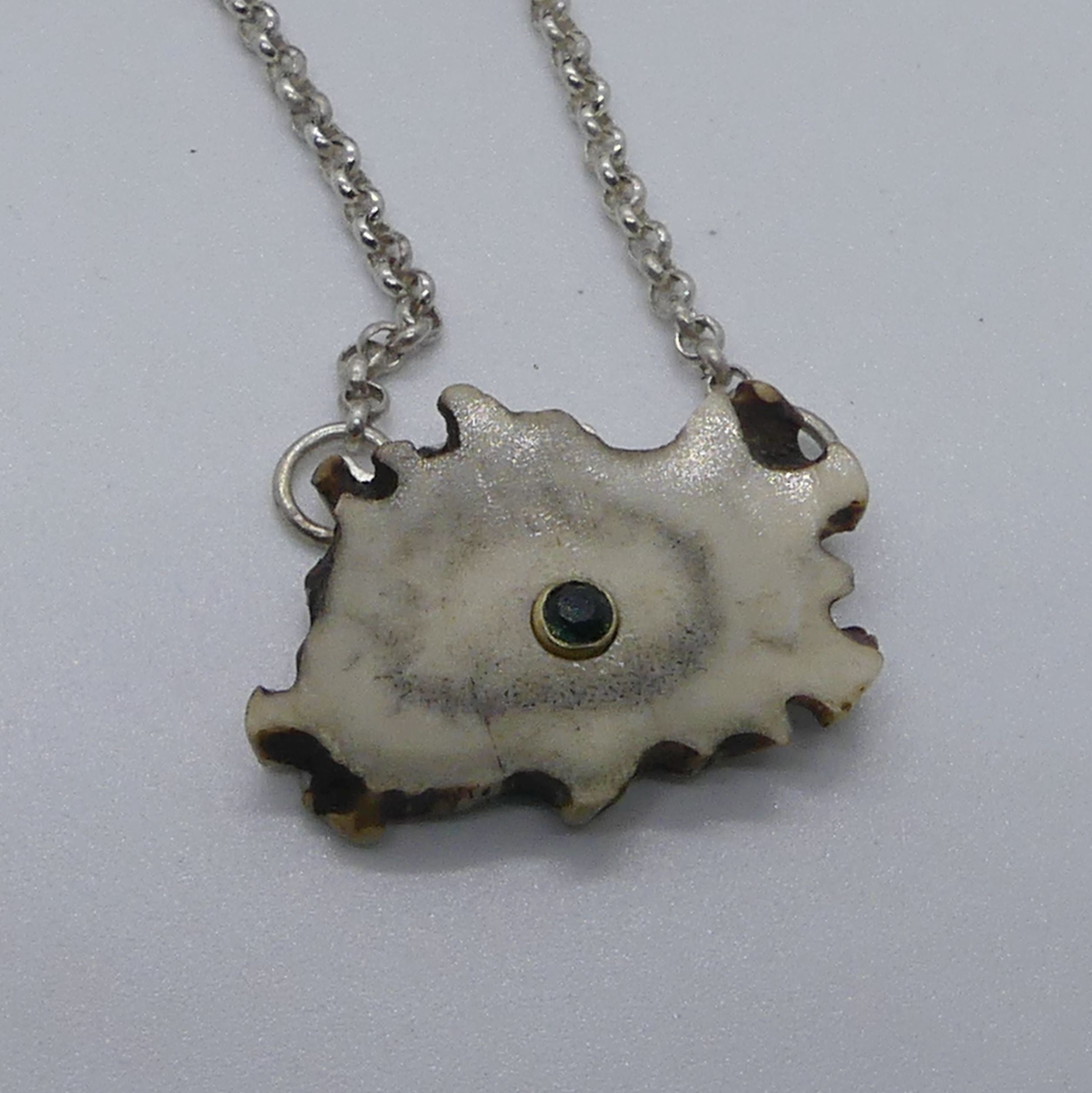 Jagdschmuck / Trachtenschmuck / Geschenk für Jägerinnen / handgefertigte Unikatkette mit Bockhornscheibe und Turmalin / Einzelstück